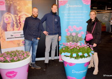 Broers Chris en Cor Yzelenberg samen met Antionette Wijnands van Gasa Holland. Antionette kwam kijken bij de nieuwe planten die Chris en Cor op de beurs toonde die zij in samenwerking met Florensis telen, namelijk de Breameria. Het nieuwe soort blijft de hele zomer doorbloeien en is winterhard. Het product is voortgekomen uit een samenwerking met Florensis en collega kwekers F.M. van Kempen en Woudenberg.